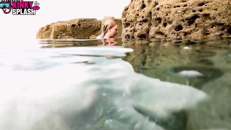 UKCuteGirl: Strip-tease érotique sous l’eau de maillot de bain : taquiner à poil en...
