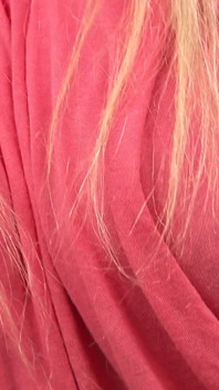 Sexy holka s minisukní ukazuje svůj pěkný zadek