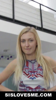 Blonďatá nevlastní sestra touží potěšit svého velkého čůráka nevlastního bratra