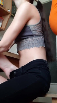 継母が朝食の準備をしている間、私たちは彼女の後ろで危険なセックスをしていました