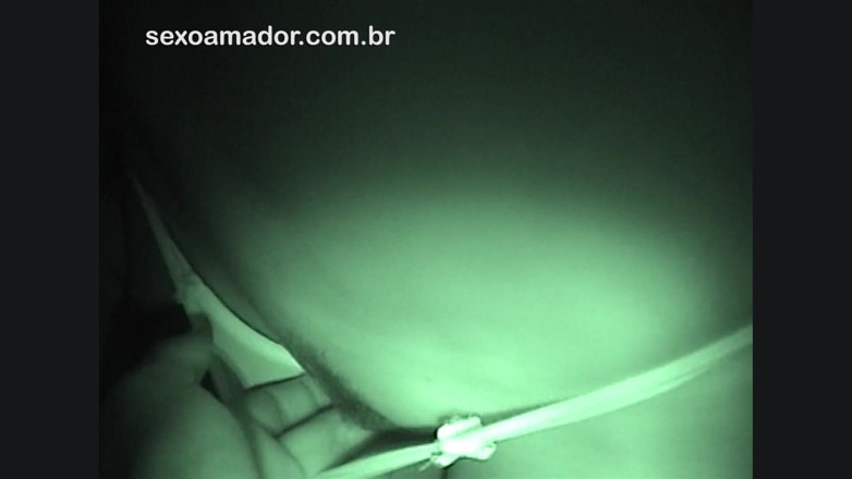 Amateurs videos: Il video amatoriale mostra una spettacolare mora per metà nuda...