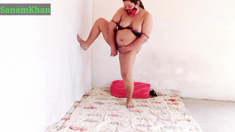 Sanamkhan: पाकिस्तानी एकल आंटी खिलौने के साथ मजा लेती है