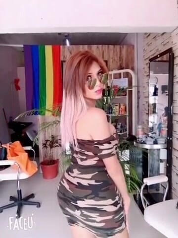 Barbietransxxxx: Transe auf einem platz zeigt vor allen ihre titten