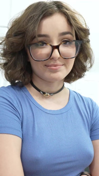Hermanastra nerd caliente me habla para que le golpee la carga - Leana Loves -