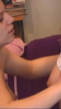 Cette lesbienne enceinte adore la chatte