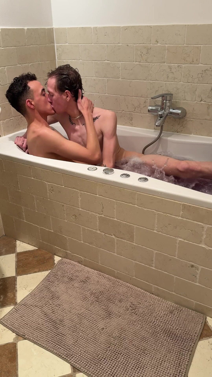 Felipe Quintana: Felipe Quintana baise Ethan Duarte dans la baignoire
