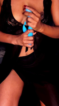 Petite masturbándose