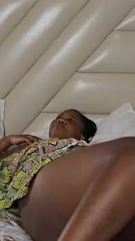 Une belle-mère africaine se masturbe la chatte avant de prendre une douche