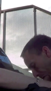 サッカースタジアムで悪い男の子を犯すファビアン