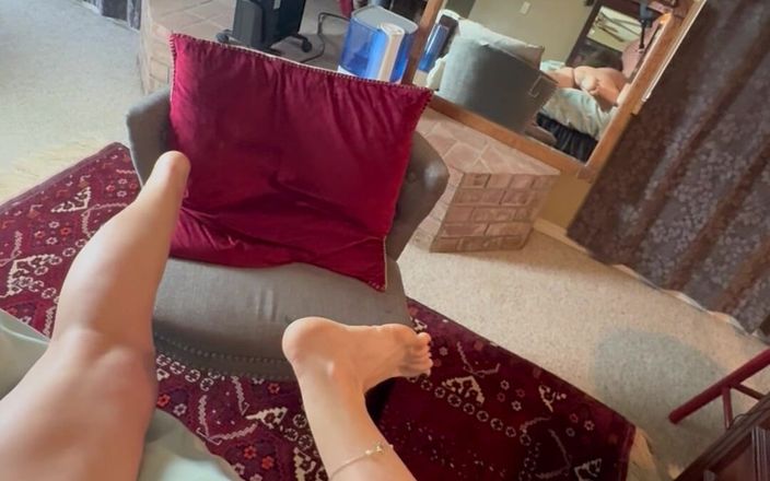 Bonewizzard69: ホットなママは、パパが鏡に彼の負荷を撃つのを見て、彼女は嬉しそうにそれを舐めます