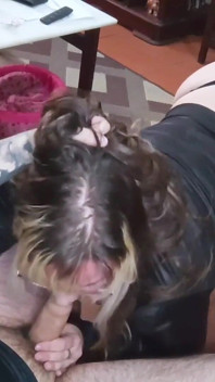 Dala jsem sousedovi orální sex a on mě šukal na podlaze v obýváku
