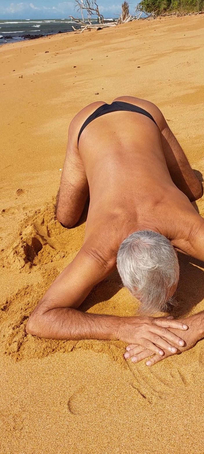 Ladysilvas: Ladysilva en la playa en bragas mostrando su culo caliente