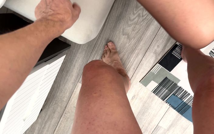 LoveHomePorn: Stygg lärare ger mig en avsugning hemma efter mötet