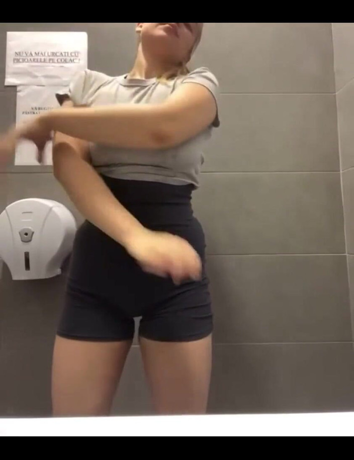 JuiceLussie: Публічний мінет з великою кількістю слини