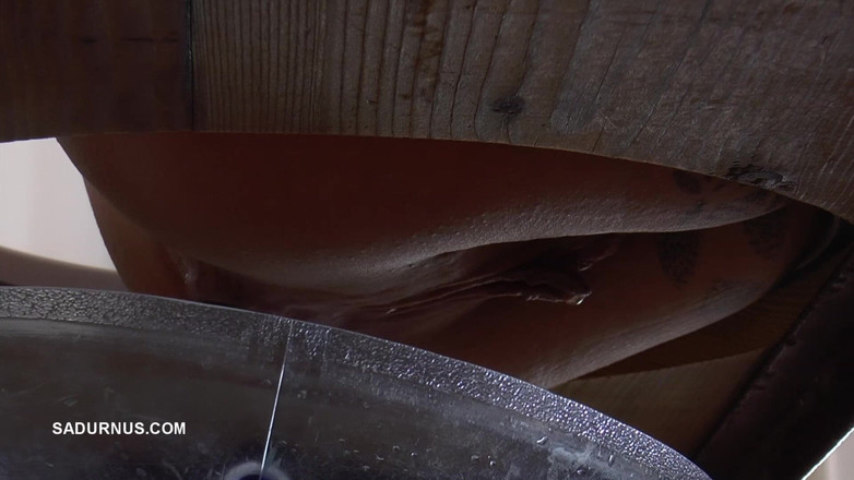 Sadurnus: Paní Cleo stříká toaletní vodu do úst otroka, který vleže ve...