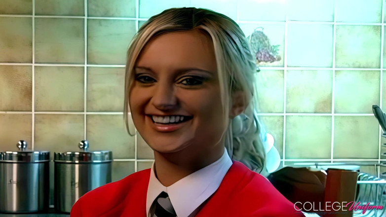 College Uniform: Meklaina interview mit Meklaina