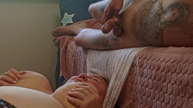 Zona901: 我撸管我的鸡巴并在我岳母的嘴里射精