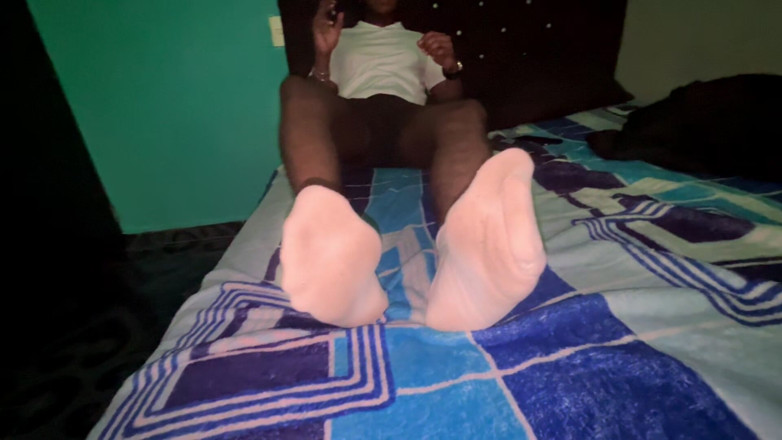 Mr Feet Colombia: Брюнетка Вергон дарує сусіду в білих шкарпетках