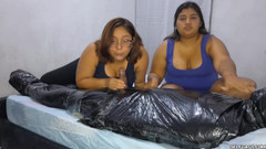 Selfgags femdom bondage: ルナのボーイフレンドはミイラ化され、猿轡をされ、クラウディアとゾーイによって搾乳される