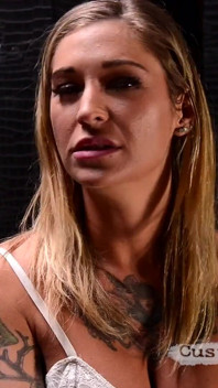 Kleio Valentien – дуже гаряче курить