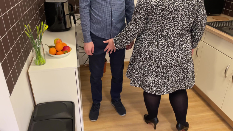 OurFetishLife: Moje tchyně mi pomohla čůrat, pak mi sála ptáka, ohnula se...