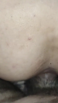 J'ai enculé mon cul de façon inattendue avec une main, je me fiste le cul, avec une fin et un trou ouvert