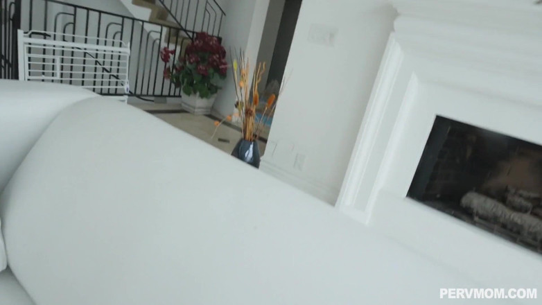 PervMom: 배다른 아들의 욕망을 모두 만족하는 발정난 계모 Krissy Lynn