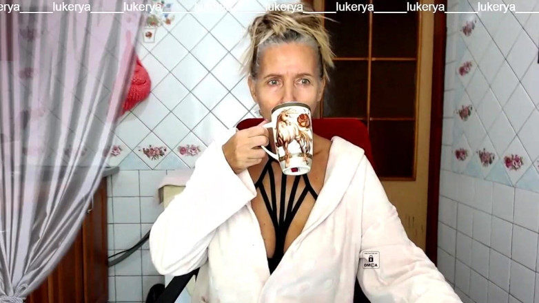Lukerya: Lukerya, Kawa i chodzenie cycki