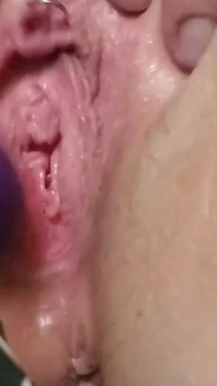 Je fais squirter ma chatte percée avec mon viberater