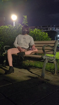 Sexy shemale Tingxuan masturbeert buiten en wast haar handen