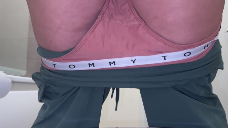 Emma Voyeur: Primo Piano Di Una Figa Che Fa Pipì in Bagno...