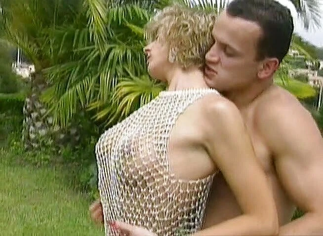 Java Consulting: La calda miLF cavalca un grosso cazzo vicino alla piscina