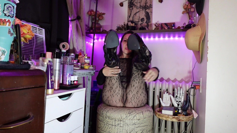 Raven Willow: Odepřeno mými podpatky a kundičkou