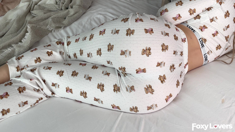 Foxy lovers: [pov] Cute Girlfriend in Pajamas - Fat Pussy Lips Grip My...