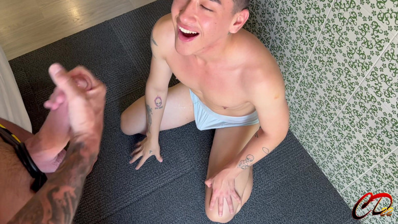 Johnny Hakson: Xxl yarak yalıyor twink bubblebutt