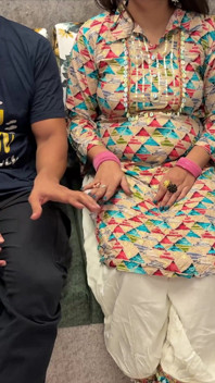 STIEFMUTTERS JUNGE - fürsorgliche MILF saara lässt ihren vernachlässigten stiefsohn ihre großen titten kuscheln, um ihn zu tröschen