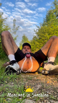 Chico deportivo en tanga de lencería exponiendo al aire libre