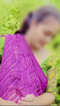 Indische Desi-dorpsmeid neukt voor extra Saleri, tienermeid seks in de jungle volledige Hindi-audio