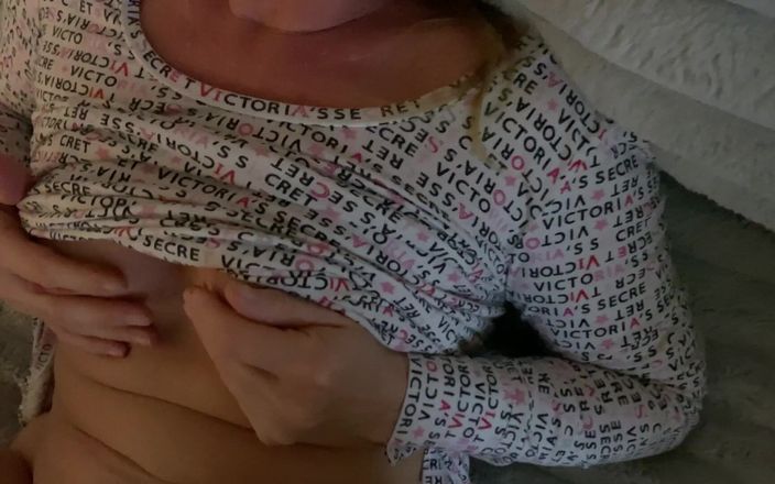 Farmers Wifey: 家賃の支払い、精子収集のために私の夫のソファで犯された土地の所有者