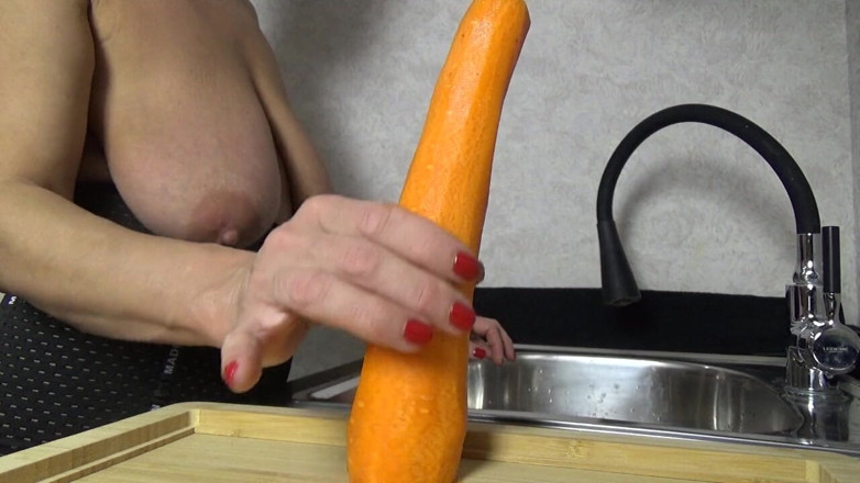 AnnaBUST: Masturbacja marchwią i cumming close-up