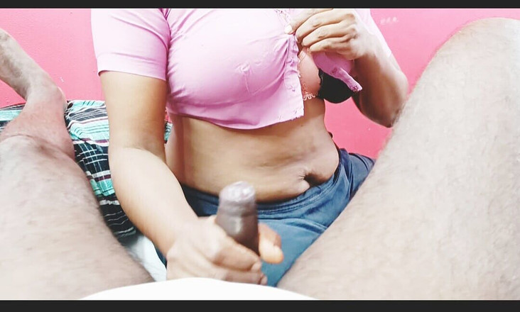 Telugu honey lips: भारतीय सौतेली मम्मी, तेलुगु सुंदर सौतेली मम्मी सौतेले बेटे को चोद रही है, तेलुगु गंदी बात करती है।