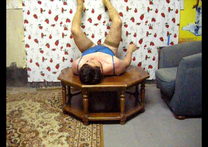 Liza Vafliova: Stygg våt kissa Liza i en gammal bondgård