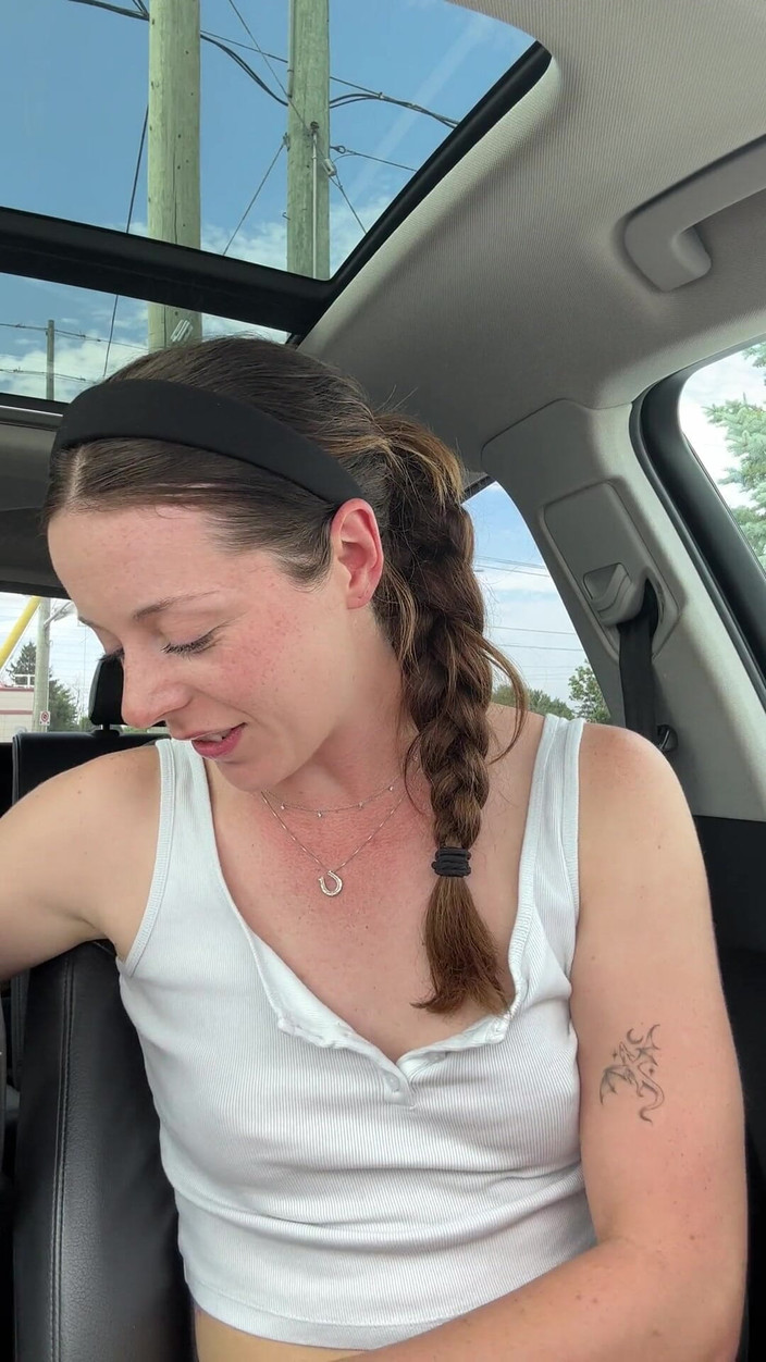 Nadia Foxx: 混雑した駐車場で可愛い新しいバイブを試してみる!