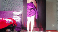 Kitty_Cross: Femboy đáng yêu nằm trên ghế dài với chân bị cắt...