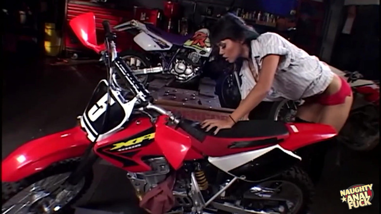 Naughty anal fuck: ダブルペネトレーションとフェイシャル2回でダナ・ヴェスポリはあっという間に興奮する