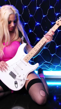 Seksowna blondynka duże cycki PAWG babe Katie Amari jest gorącą laską rockową jeżdżącą jej stadniną do bałaganu na twarzy