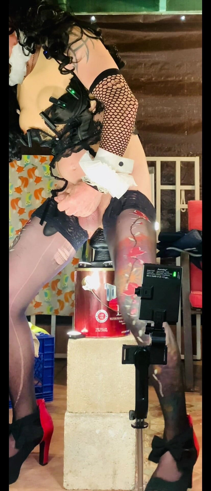 Benito414: Femboy lenjerie sexy călărește un vibrator negru mare