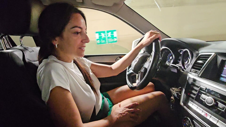 Ferrero anal experience: Она принимает мой член в руку, пока мы застряли в движении на шоссе