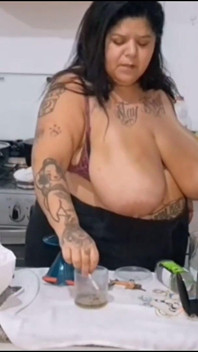 Plus-size Allure: bbw kouření v kuchyni