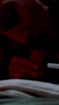 Ela chupa como uma louca com outro pau na bunda